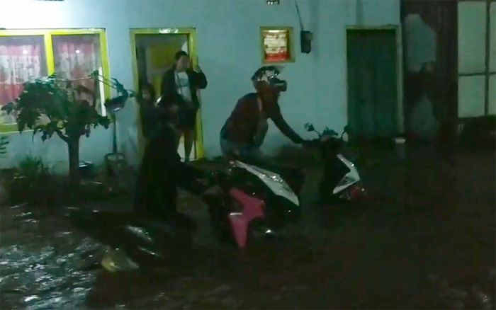 Akibat Banjir, Ruas Jalan Raya Surabaya Menuju Probolinggo di Pasuruan Terputus
