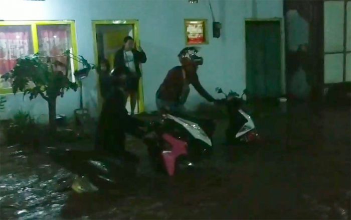 Akibat Banjir, Ruas Jalan Raya Surabaya Menuju Probolinggo di Pasuruan Terputus Akibat Banjir, Ruas Jalan Raya Surabaya Menuju Probolinggo di Pasuruan Terputus