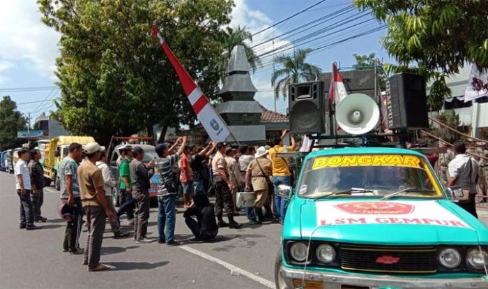 Dinilai Mempermudah Izin Tambang dari Luar Daerah, Bupati Situbondo Didemo Warga Dinilai Mempermudah Izin Tambang dari Luar Daerah, Bupati Situbondo Didemo Warga