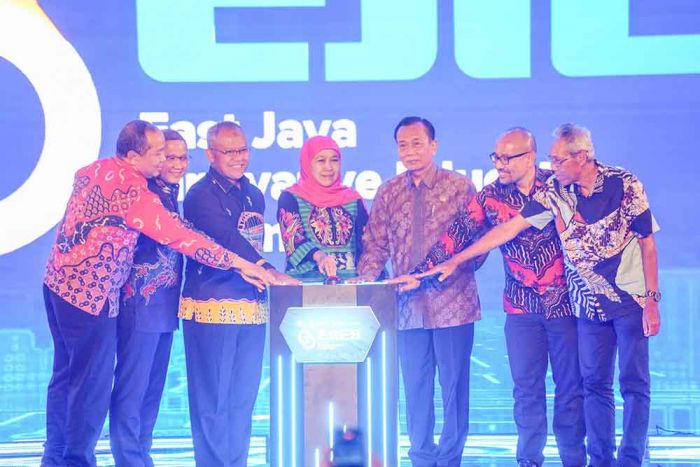 Gubernur Khofifah Beri Apresiasi Inovasi Terbaik Insan Pendidikan Jatim di Ajang EJIES 2025 Gubernur Khofifah Beri Apresiasi Inovasi Terbaik Insan Pendidikan Jatim di Ajang EJIES 2025