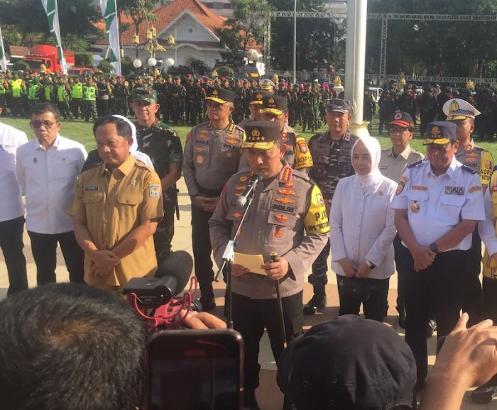 Nyatakan Kesiapan Layani Arus Mudik, Kapolri Pimpin Upacara Apel Operasi Ketupat 2025 di Grahadi Nyatakan Kesiapan Layani Arus Mudik, Kapolri Pimpin Upacara Apel Operasi Ketupat 2025 di Grahadi