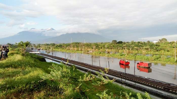 Hujan Deras, Jalan Raya Porong Lama Lumpuh Total Hujan Deras, Jalan Raya Porong Lama Lumpuh Total