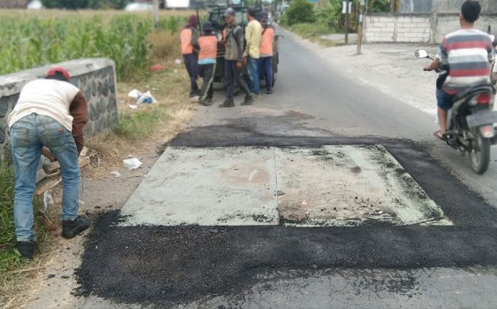 Tanggapi Keluhan Warga, DPUPR Jombang Perbaiki Duiker Jebol dengan Pelat Besi