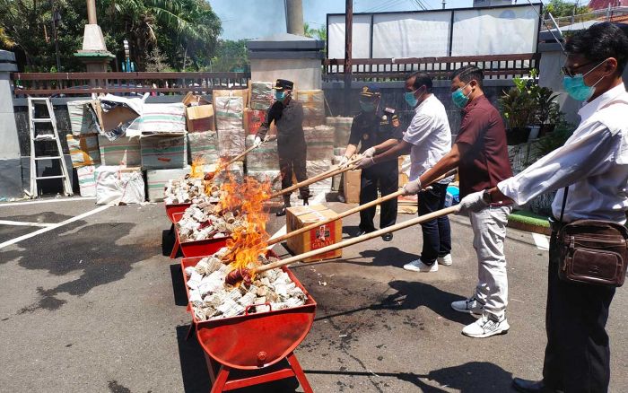 Kejari Tuban Musnahkan Barang Bukti Puluhan Ribu Rokok Ilegal dan Narkoba