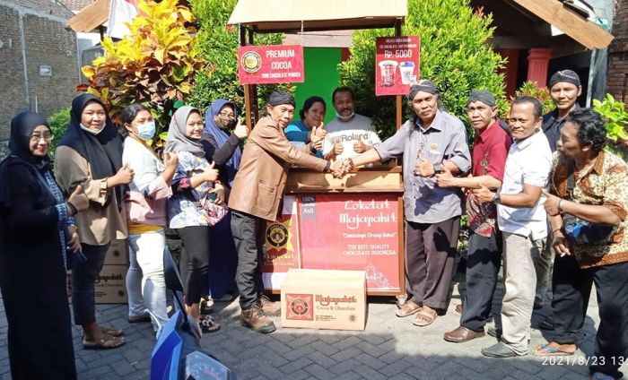 FPK Jatim Bagikan 20 Gerobak Gerai Minuman Kepada 20 Seniman di Kabupaten Pasuruan FPK Jatim Bagikan 20 Gerobak Gerai Minuman Kepada 20 Seniman di Kabupaten Pasuruan