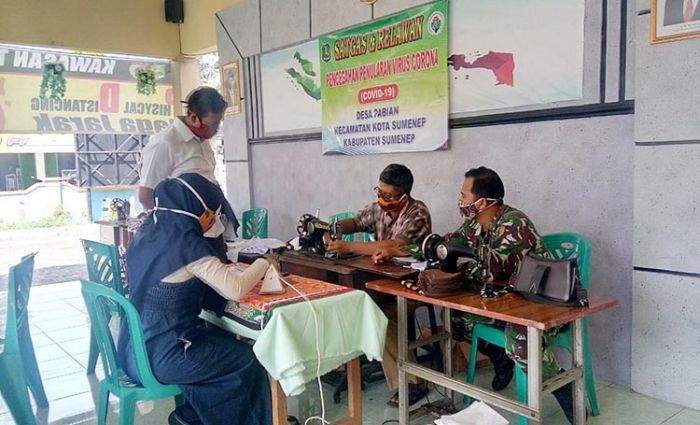 Babinsa dan Relawan Desa Pabian Kerja Bareng Bikin Masker Babinsa dan Relawan Desa Pabian Kerja Bareng Bikin Masker