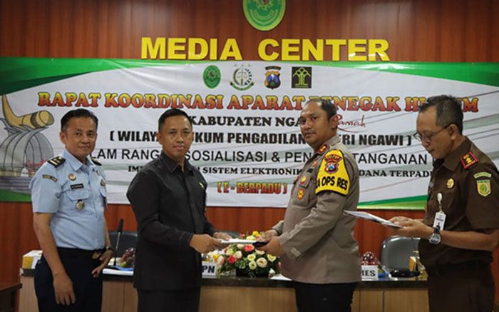 Kapolres Ngawi Teken MoU E-Berpadu Kapolres Ngawi Teken MoU E-Berpadu