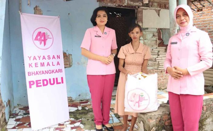 Peringati HUT ke-44, Yayasan Kemala Bhayangkari Cabang Mojokerto Kota Bagikan Sembako Peringati HUT ke-44, Yayasan Kemala Bhayangkari Cabang Mojokerto Kota Bagikan Sembako