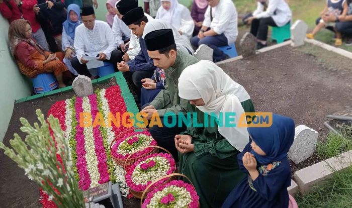Khofifah Ziarah ke Makam Keluarga Sebelum Mencoblos Khofifah Ziarah ke Makam Keluarga Sebelum Mencoblos
