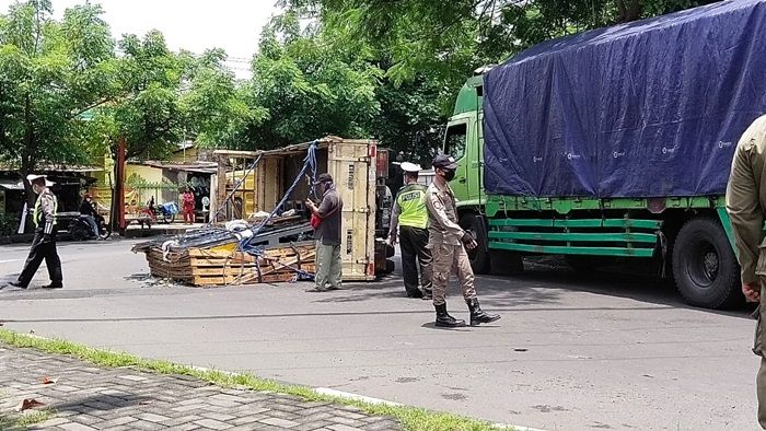 Truk Pengangkut Kaca Terguling, Jalur ke Arah Pergudangan Margomulyo Surabaya Macet Truk Pengangkut Kaca Terguling, Jalur ke Arah Pergudangan Margomulyo Surabaya Macet