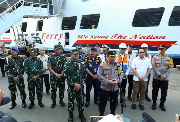 TNI-Polri Apresiasi Kesiapan Posko Nataru di Pelabuhan Tanjung Perak, Ini Kata Pj Gubernur Jatim TNI-Polri Apresiasi Kesiapan Posko Nataru di Pelabuhan Tanjung Perak, Ini Kata Pj Gubernur Jatim