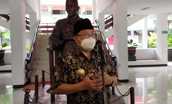 Joget Dangdut Tanpa Prokes, Wali Kota Blitar Disanksi Denda Sebesar Rp5 Juta Joget Dangdut Tanpa Prokes, Wali Kota Blitar Disanksi Denda Sebesar Rp5 Juta