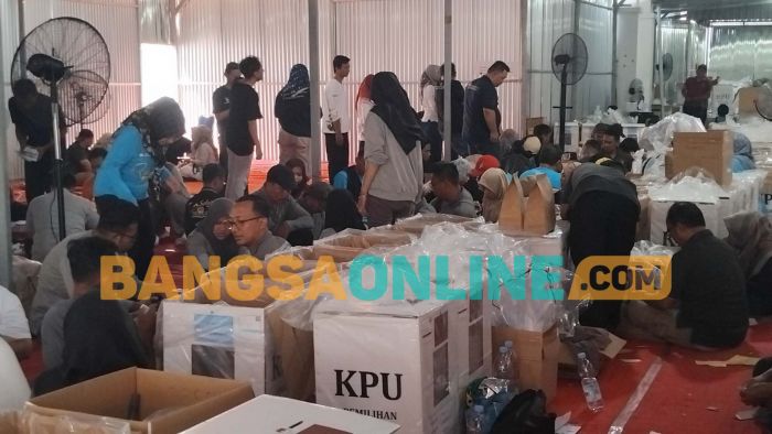 KPU Kabupaten Madiun Lakukan Ploting dan Packing Logistik Pilkada 2024 KPU Kabupaten Madiun Lakukan Ploting dan Packing Logistik Pilkada 2024