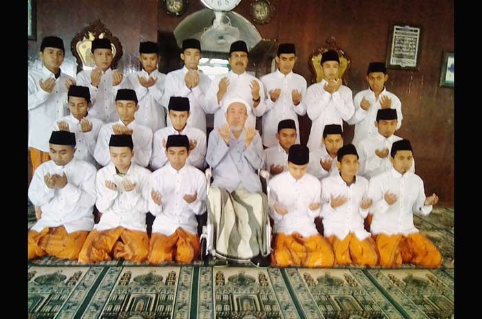 Gus Ipul Minta Restu ke Pengasuh Ponpes Nurul Cholil Demangan Bangkalan Gus Ipul Minta Restu ke Pengasuh Ponpes Nurul Cholil Demangan Bangkalan