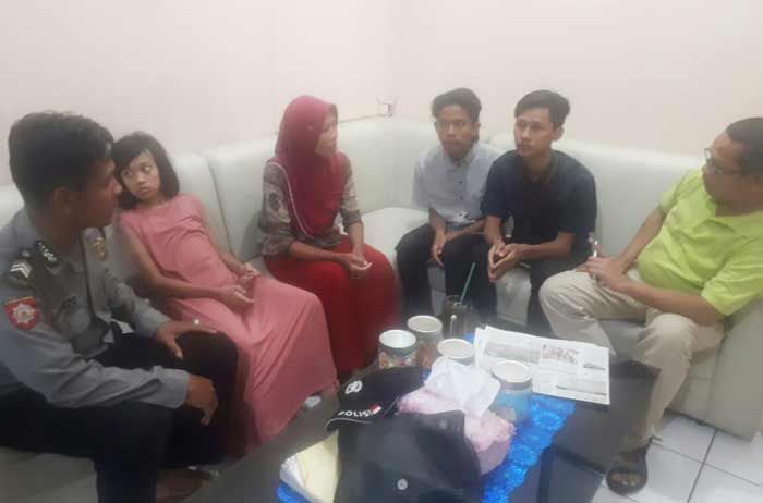 Anggota Sabhara Polsek Manyar Pertemukan Anak Hilang dengan Keluarga Anggota Sabhara Polsek Manyar Pertemukan Anak Hilang dengan Keluarga