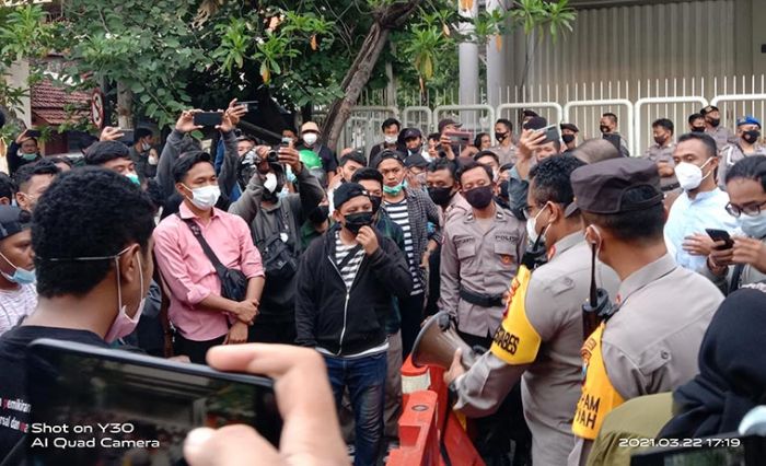 Hendak Masuki Arena Kongres, Ratusan Massa HMI Dihadang Polisi