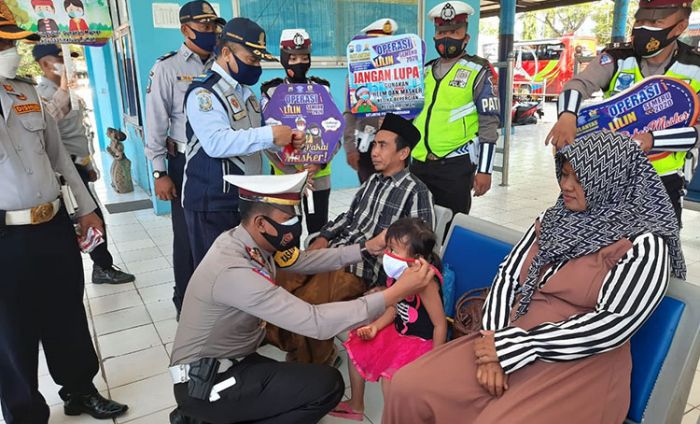 Operasi Lilin Semeru 2020, Satlantas Polres Pamekasan Bagikan Ribuan Masker Operasi Lilin Semeru 2020, Satlantas Polres Pamekasan Bagikan Ribuan Masker