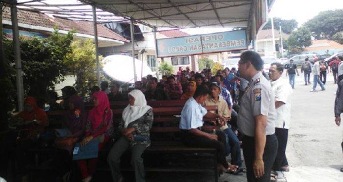 Pemohon SIM di Sidoarjo Membludak, Calo Tak Berkutik Pemohon SIM di Sidoarjo Membludak, Calo Tak Berkutik