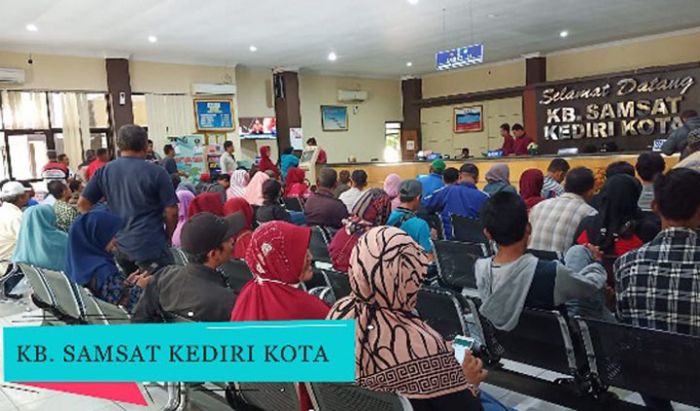 Antrean Mengular, Warga Jatim Antusias Pembebasan Sanksi Administratif Pajak Kendaraan Bermotor