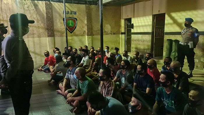 Tinjau Tahanan, Kasi Humas Polres Mojokerto Kota Ajak Narapidana Dzikir Taubat Tinjau Tahanan, Kasi Humas Polres Mojokerto Kota Ajak Narapidana Dzikir Taubat