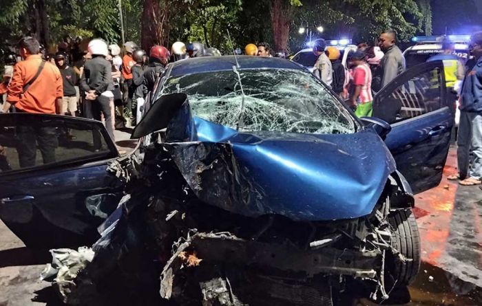 Diduga Ngebut, Mobil Tabrak Gerobak Sampah di Jalan Manyar Kertoarjo: 1 Tewas, 4 Luka Berat Diduga Ngebut, Mobil Tabrak Gerobak Sampah di Jalan Manyar Kertoarjo: 1 Tewas, 4 Luka Berat