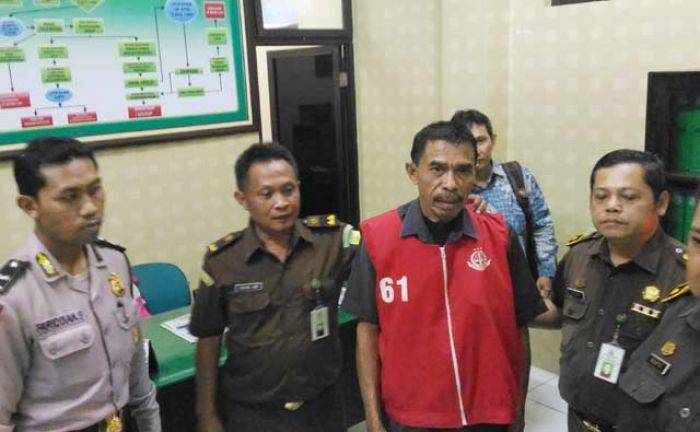 Jadi Tersangka Kasus Ruislag TKD, Mantan Kades Betro Sidoarjo Dijebloskan ke Tahanan Jadi Tersangka Kasus Ruislag TKD, Mantan Kades Betro Sidoarjo Dijebloskan ke Tahanan