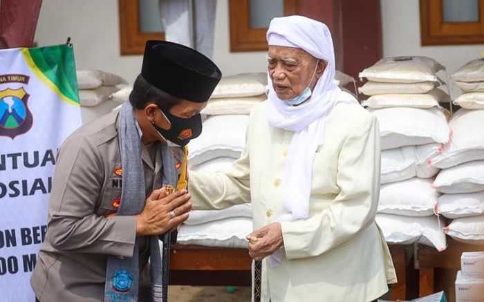 Silaturahim ke Ponpes Lirboyo, Kapolda Jatim Serahkan Bantuan 1.000 Masker dan 1 Ton Beras