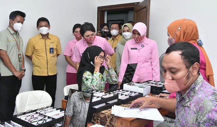 Petrokimia Peduli Berikan Layanan Pemeriksaan Mata dan Kaca Mata Gratis kepada 130 Guru