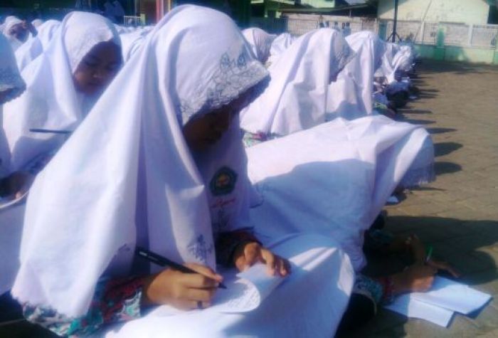 725 Siswa MAN 2 Pasuruan Kirim Surat ke Presiden Jokowi 725 Siswa MAN 2 Pasuruan Kirim Surat ke Presiden Jokowi