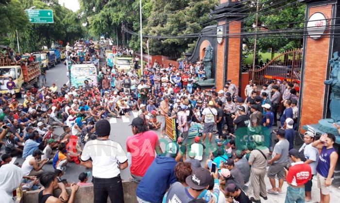 Tuntut Tiga Temannya Dibebaskan, Ratusan Sopir Pengangkut Pasir di Kediri 