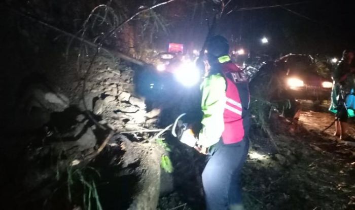 Sungai Kontho Meluap, Warung dan Tiang Listrik di Pujon Roboh Sungai Kontho Meluap, Warung dan Tiang Listrik di Pujon Roboh