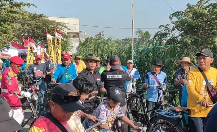 Serunya Ngonthel Bareng Pakai Sepeda Tua di Kampung Inggris Kediri