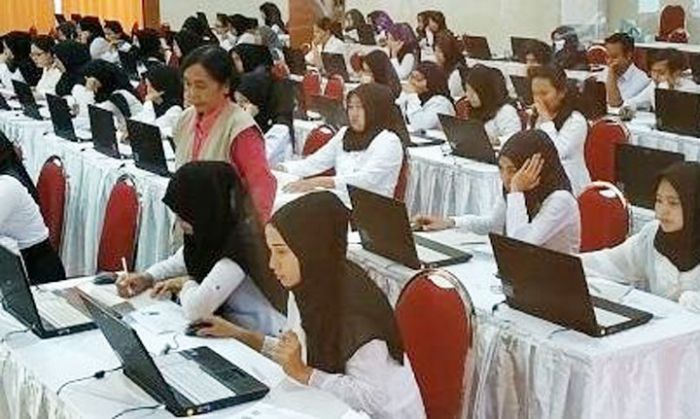 Ribuan Peserta CPNS dari Malang dan Pasuruan Ikuti Tes SKD di SMKN 2 Malang Ribuan Peserta CPNS dari Malang dan Pasuruan Ikuti Tes SKD di SMKN 2 Malang