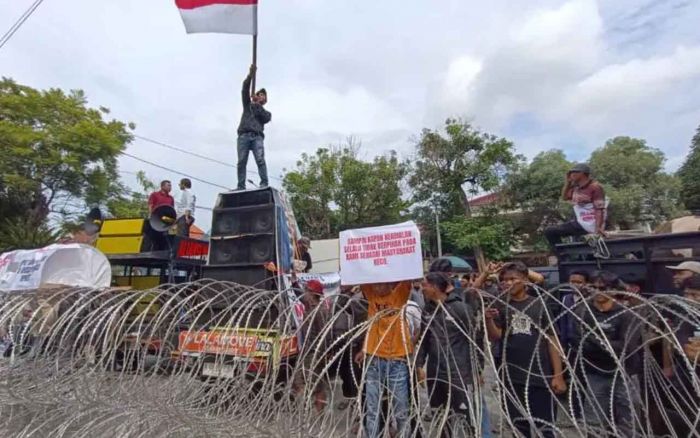 Tolak Relokasi RPH Pegirian, Ratusan Pedagang Demo dan Masuk di Balai Kota Surabaya