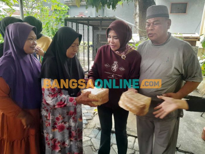 Kurangi Sampah Plastik, Wabup Sidoarjo Bagikan 4000 Paket Daging Kurban Pakai Besek