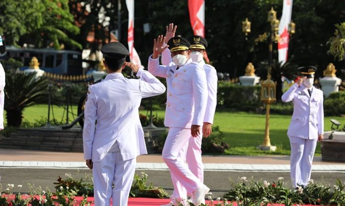 Detik-detik Jelang Dilantik, Gus Muhdlor-Subandi Lambaikan Tangan ke Wartawan