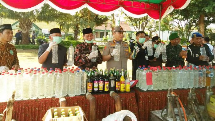 Jelang Idul Fitri, Polres Tuban Musnahkan Ratusan Liter Miras Hasil Operasi Pekat Jelang Idul Fitri, Polres Tuban Musnahkan Ratusan Liter Miras Hasil Operasi Pekat