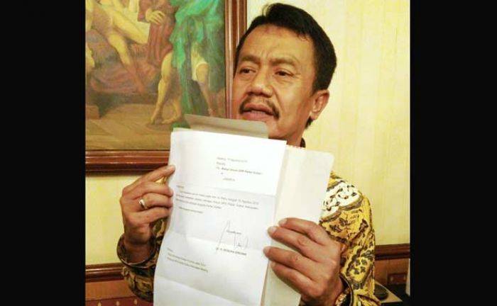 Surat Pengunduran Rendra dari Golkar Tak Diakui Surat Pengunduran Rendra dari Golkar Tak Diakui