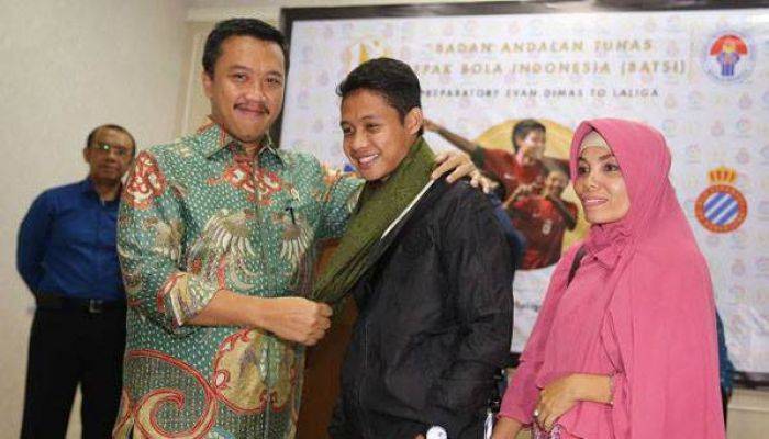 Berangkat ke Spanyol, Evan Dimas Dibekali Menpora Sarung Berangkat ke Spanyol, Evan Dimas Dibekali Menpora Sarung