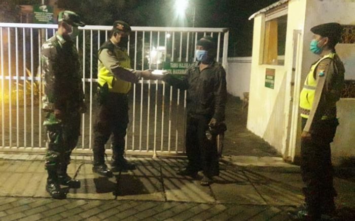 Polsek dan Koramil Ngadiluwih Buka Dapur Umum Bantu Warga Terdampak Covid-19 Polsek dan Koramil Ngadiluwih Buka Dapur Umum Bantu Warga Terdampak Covid-19