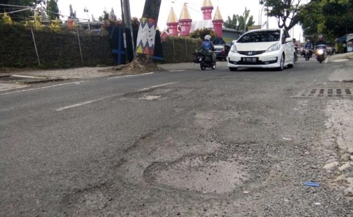 Banyak Jalan Berlubang, Komisi C Desak DPUPR Segera Lakukan Perbaikan Banyak Jalan Berlubang, Komisi C Desak DPUPR Segera Lakukan Perbaikan
