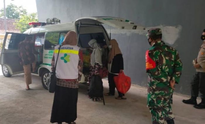 Dikawal TNI-Polri, Warga Isoman di Ngawi Mulai Dipindahkan ke Isoter Dikawal TNI-Polri, Warga Isoman di Ngawi Mulai Dipindahkan ke Isoter