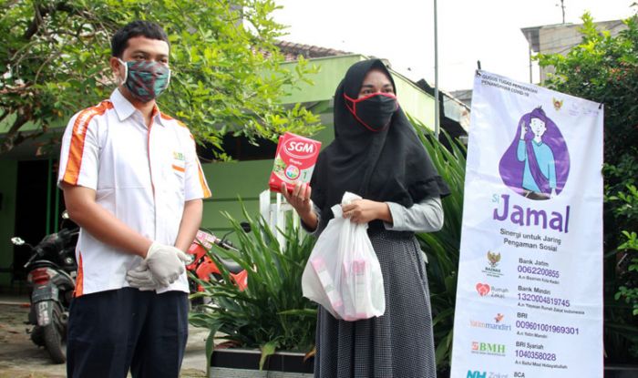 Si Jamal Kirim Susu untuk Anak-anak di Kelurahan Dandangan yang Mengisolasi Diri Si Jamal Kirim Susu untuk Anak-anak di Kelurahan Dandangan yang Mengisolasi Diri