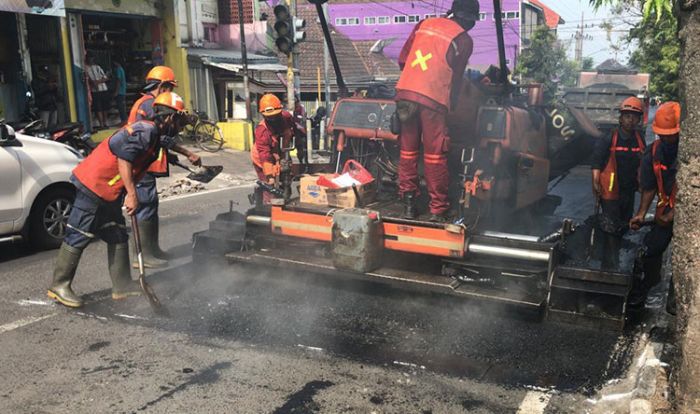 Jelang Libur Panjang, DPUPR Kota Batu Hampar Hot Mix Ruas Jalan Protokol dan Akses Tempat Wisata