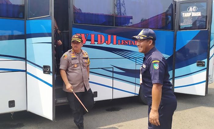 Antisipasi Laka Lantas, Petugas Gabungan Tes Urine Sopir Bus