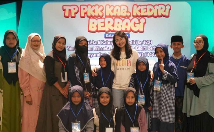 Berbagi Kebahagiaan, Ketua TP PKK Kabupaten Kediri Beri Santunan ke Anak Yatim Berbagi Kebahagiaan, Ketua TP PKK Kabupaten Kediri Beri Santunan ke Anak Yatim