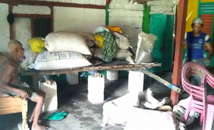 Antisipasi Banjir, Warga Kanor Naikkan Barang Berharga ke atas Andang Antisipasi Banjir, Warga Kanor Naikkan Barang Berharga ke atas Andang