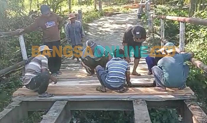 Tak Kunjung Diperbaiki Pemkab Sampang, Warga Daleman Bangun Jembatan Secara Swadaya