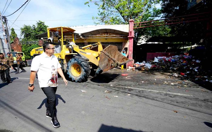 Gercep Atasi Masalah Sampah, Pj Wali Kota Mojokerto Terjunkan 4 Alat Berat dan Mesin Pengeruk Gercep Atasi Masalah Sampah, Pj Wali Kota Mojokerto Terjunkan 4 Alat Berat dan Mesin Pengeruk