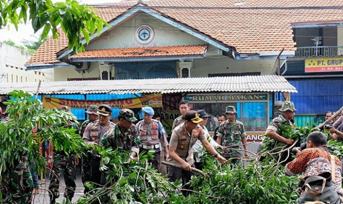 Cegah Korban Bencana Alam, Polresta Sidoarjo Bersama Petugas Gabungan Lakukan Perantingan